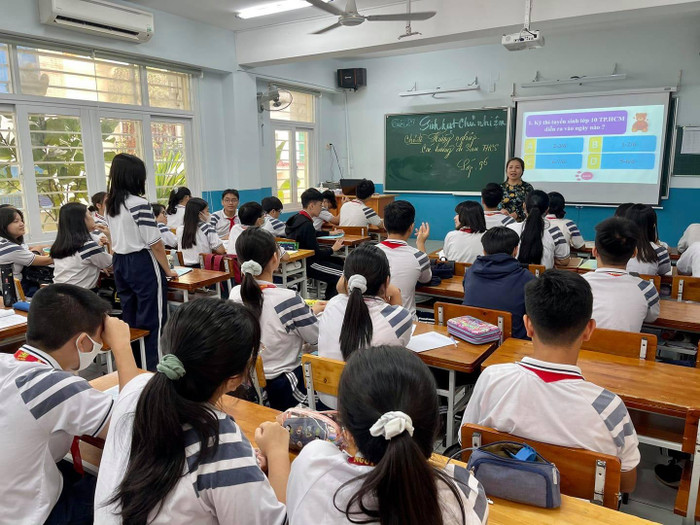Học sinh lớp 9 của trường trung học cơ sở Nguyễn Du trong tiết học ở lớp (ảnh: NTCC) Học sinh lớp 9 của trường trung học cơ sở Nguyễn Du trong tiết học ở lớp (ảnh: NTCC)