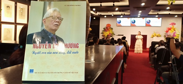 Ra mắt cuốn sách: Nguyễn Đình Hương, người con của non sông, đất nước (Ảnh:V.N) Ra mắt cuốn sách: Nguyễn Đình Hương, người con của non sông, đất nước (Ảnh:V.N)