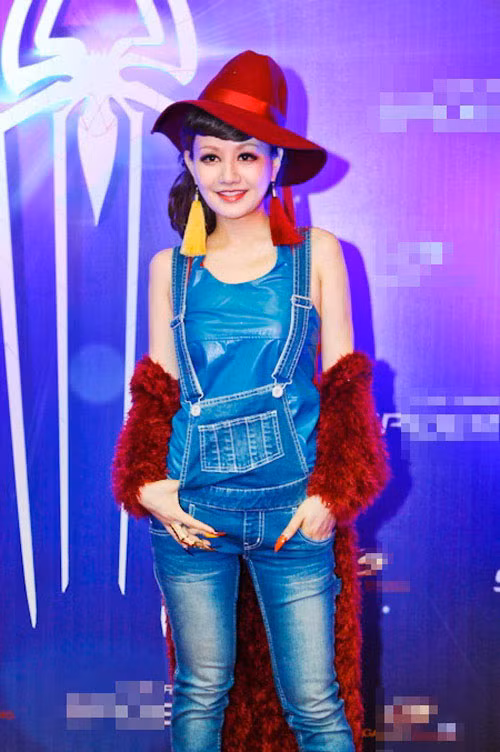 Quần yếm jean của MC Việt Nga có lẽ chỉ nên dành cho những cô nàng tuổi teen thay vì cho một cô nàng tuổi băm