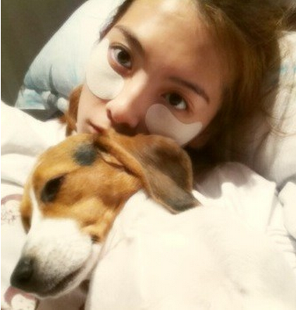 Kang Ji Jong (Kara) nhất quyết không xa "em yêu" dù đang làm đẹp Kang Ji Jong (Kara) nhất quyết không xa "em yêu" dù đang làm đẹp