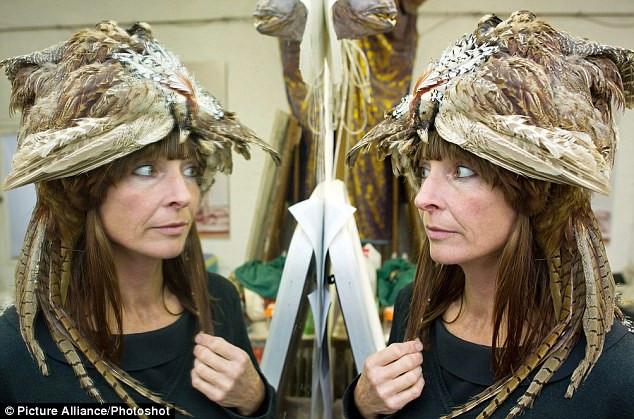 Chủ nhân của những món đồ thời trang kỳ quái này có thể có cảm giác như đang đút chân vào một ngôi mộ. Với ý tưởng với những đôi giầy được chế tác từ động vật chết, nhà thiết kế Iris Schieferstein cho thấy phong cách thời trang cực đoan của mình khá giống với ngôi sao ca nhạc Lady Gaga. Nhà thiết kế 45 người Berlin, Đức thu thập xác từ những hàng bán thịt ở địa phương, sau khi họ đã sử dụng thịt làm xúc xích. Cô dành một tuần để tước thịt, xương còn lại từ chân và da động vật , sau đó gửi đến một người thợ thuộc da để bảo quản chúng. Tiếp đó, cô chỉnh sửa bộ lông hoàn chỉnh quanh mô hình đôi giày trước khi khâu tay đế giày và lót.