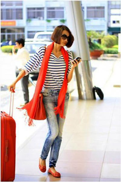 Và thậm chí biểu tượng thời trang Thanh Hằng cũng sơ suất khi chọn một chiếc quần jean mài bạc lỗi mốt Và thậm chí biểu tượng thời trang Thanh Hằng cũng sơ suất khi chọn một chiếc quần jean mài bạc lỗi mốt