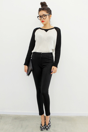 Chọn quần jeans hoặc skinny có độ ôm sát vòng 3, đùi và hông là điều cần phải làm đầu tiên khi bạn muốn khoe đường cong Chọn quần jeans hoặc skinny có độ ôm sát vòng 3, đùi và hông là điều cần phải làm đầu tiên khi bạn muốn khoe đường cong