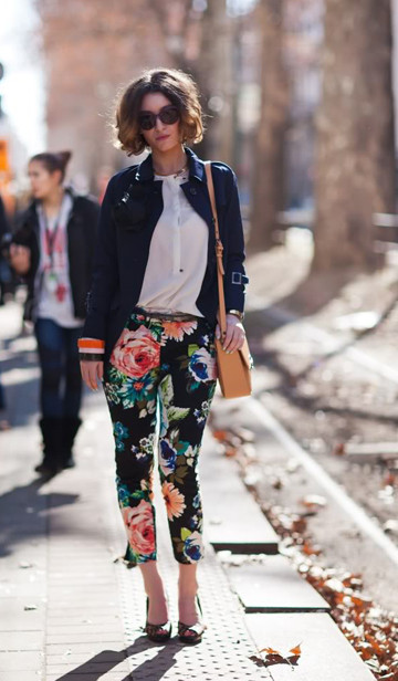 Thêm nữa, những họa tiết in hoa sẽ xóa "nhàm" cho những chiếc vest công sở một màu, đơn điệu của bạn. Thêm nữa, những họa tiết in hoa sẽ xóa "nhàm" cho những chiếc vest công sở một màu, đơn điệu của bạn.