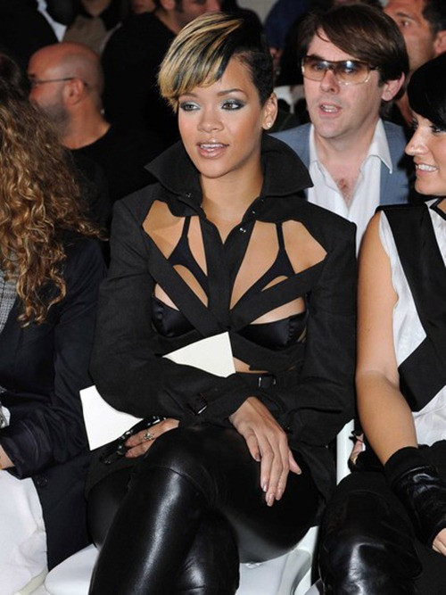 Kylie Minogue và Rihanna khoe vẻ sexy với áo corset táo bạo