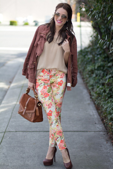 Bên cạnh đó, quần hoa ôm còn có tác dụng “ăn gian” kích thước vòng 3 điệu nghệ bởi họa tiết hoa bản to, sáng. Bên cạnh đó, quần hoa ôm còn có tác dụng “ăn gian” kích thước vòng 3 điệu nghệ bởi họa tiết hoa bản to, sáng.