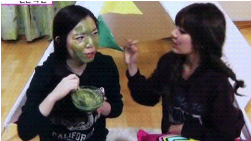 Hai cô nàng Q-ri và Hwayoung đang chỉ nhau cách làm đẹp Hai cô nàng Q-ri và Hwayoung đang chỉ nhau cách làm đẹp