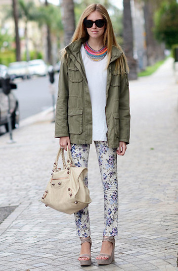 Kiểu quần họa tiết in hoa trên nền chất liệu thô, cứng như kaki, tuýt xi, ôm gọn cơ thể giúp “chỉnh hình” cho vòng mông cong, gọn. Kiểu quần họa tiết in hoa trên nền chất liệu thô, cứng như kaki, tuýt xi, ôm gọn cơ thể giúp “chỉnh hình” cho vòng mông cong, gọn.