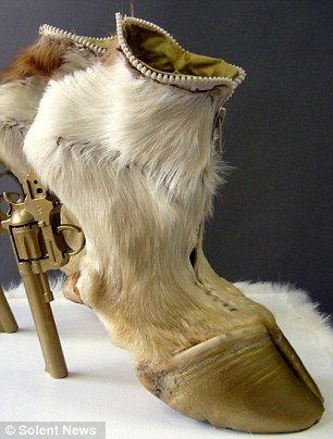 Giầy từ móng ngựa và những khẩu súng