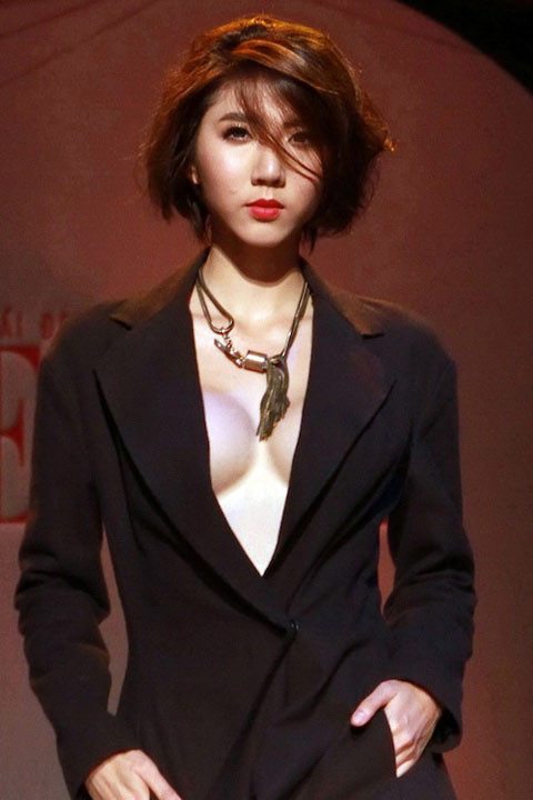 Ngọc Quyên tự tin "thả rông" vòng 1 căng đầy trên sàn catwalk. Ngọc Quyên tự tin "thả rông" vòng 1 căng đầy trên sàn catwalk.