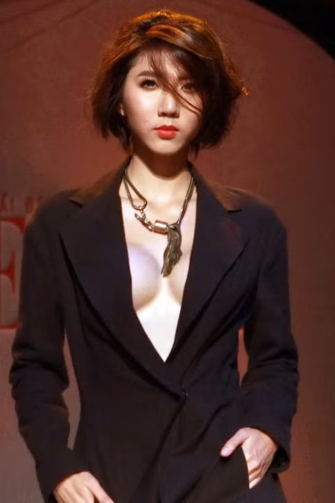 Ngọc Quyên tự tin "thả rông" vòng 1 căng đầy trên sàn catwalk.