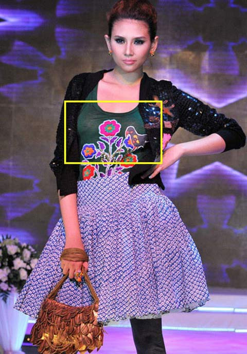 Võ Hoàng Yến trong một show diễn thời trang khác cũng không mặc áo ngực. Võ Hoàng Yến trong một show diễn thời trang khác cũng không mặc áo ngực.