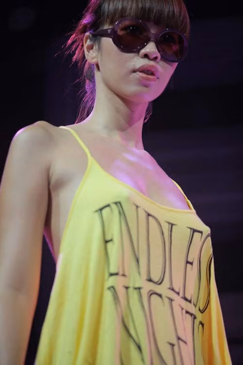 Hà Anh "thả rông" vòng 1 trên sân khấu.