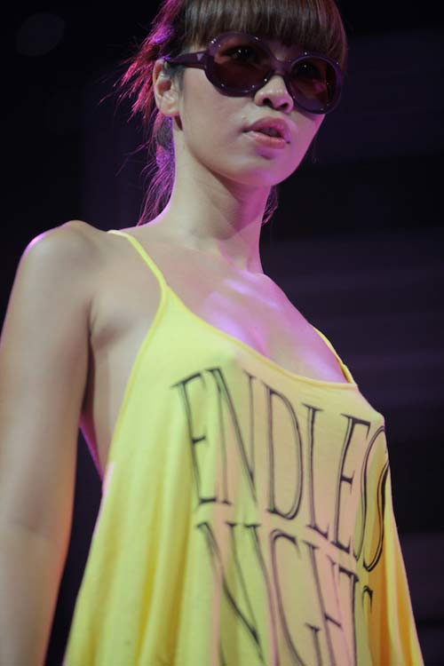 Hà Anh "thả rông" vòng 1 trên sân khấu. Hà Anh "thả rông" vòng 1 trên sân khấu.