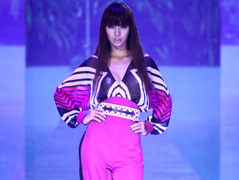 Cùng đêm biểu diễn với Hồng Quế, siêu mẫu Hà Anh để lộ miếng dán ngực khi mặc chiếc áo trong suốt. Cùng đêm biểu diễn với Hồng Quế, siêu mẫu Hà Anh để lộ miếng dán ngực khi mặc chiếc áo trong suốt.