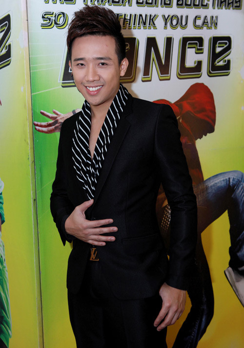 Thay trang phục bảnh bao xong, Trấn Thành "hiên ngang" tạo dáng chuẩn để chụp ảnh. Thay trang phục bảnh bao xong, Trấn Thành "hiên ngang" tạo dáng chuẩn để chụp ảnh.