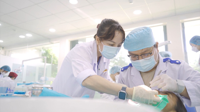 Hoạt động khám Răng Hàm Mặt bên trong phòng khám (ảnh: HIU)