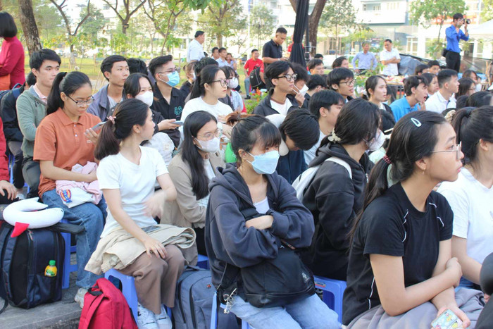 Sinh viên và cán bộ, giảng viên có hoàn cảnh khó khăn được tham gia chương trình "Hành trình mùa xuân" (ảnh: V.D)