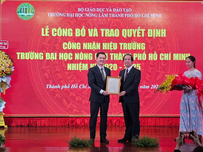 Bộ trưởng Nguyễn Kim Sơn (phải) trao quyết định bổ nhiệm Hiệu trưởng Trường Đại học Nông Lâm Thành phố Hồ Chí Minh (ảnh: V.D) gdvn_traoquyetdinhNLU.jpg
