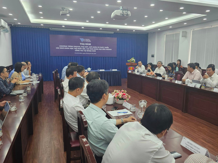 Toàn cảnh buổi tọa đàm về thu hút, giữ chân và phát triển nhà khoa học trẻ xuất sắc, nhà khoa học đầu ngành của Đại học Quốc gia Thành phố Hồ Chí Minh (ảnh: V.D) gdvn_VHQuan2.jpg