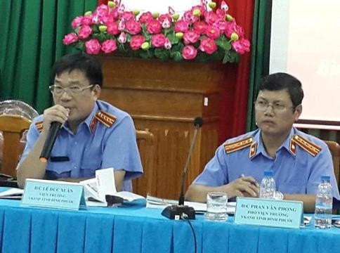 Viện trưởng Viện KSND Bình Phước Lê Đắc Xuân (cầm mic) trao đổi với báo chí về vụ án (ảnh: P.L) Viện trưởng Viện KSND Bình Phước Lê Đắc Xuân (cầm mic) trao đổi với báo chí về vụ án (ảnh: P.L)