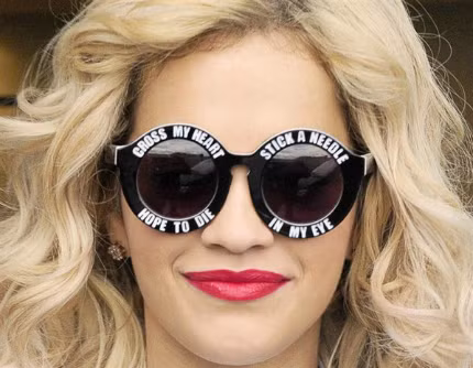 Đầu tiên phải kể đến ngôi sao nhạc Pop - Rita Ora bởi chiếc kính tròn in sologan trắng vô cùng độc đáo. Nữ ca sĩ đã kiêu hãnh đeo chiếc kính thể hiện “cái tôi” có đôi chút cuồng nhiệt và nổi loạn khi tham dự một Show truyền hình của BBC. Đầu tiên phải kể đến ngôi sao nhạc Pop - Rita Ora bởi chiếc kính tròn in sologan trắng vô cùng độc đáo. Nữ ca sĩ đã kiêu hãnh đeo chiếc kính thể hiện “cái tôi” có đôi chút cuồng nhiệt và nổi loạn khi tham dự một Show truyền hình của BBC.