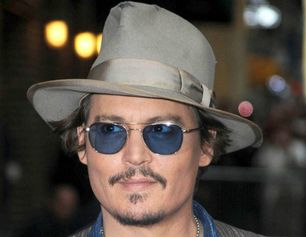 Johnny có lẽ rất yêu cặp kính mát màu xanh biển hiếm có này bởi sự quyến rũ kì bí chúng mang lại. Anh thường được phát hiện đeo chúng tại rất nhiều các sự kiện khác nhau. Johnny có lẽ rất yêu cặp kính mát màu xanh biển hiếm có này bởi sự quyến rũ kì bí chúng mang lại. Anh thường được phát hiện đeo chúng tại rất nhiều các sự kiện khác nhau.