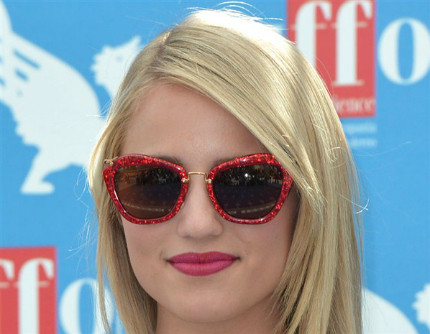 Dianna Agron tìm vẻ đẹp quyến rũ cổ điển của những huyền thoại Hollywood với cặp kính mắt đỏ lấp lánh ăn ý với màu son hoa hồng tại Liên hoan phim Giffoni ở Ý năm nay. Dianna Agron tìm vẻ đẹp quyến rũ cổ điển của những huyền thoại Hollywood với cặp kính mắt đỏ lấp lánh ăn ý với màu son hoa hồng tại Liên hoan phim Giffoni ở Ý năm nay.