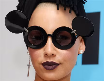 Amber Rose cũng thể hiện một phong cách "kì quặc" không kém Lady gaga với kính mắt tròn hai lớp. Amber Rose cũng thể hiện một phong cách "kì quặc" không kém Lady gaga với kính mắt tròn hai lớp.