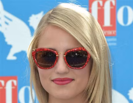 Dianna Agron tìm vẻ đẹp quyến rũ cổ điển của những huyền thoại Hollywood với cặp kính mắt đỏ lấp lánh ăn ý với màu son hoa hồng tại Liên hoan phim Giffoni ở Ý năm nay. Dianna Agron tìm vẻ đẹp quyến rũ cổ điển của những huyền thoại Hollywood với cặp kính mắt đỏ lấp lánh ăn ý với màu son hoa hồng tại Liên hoan phim Giffoni ở Ý năm nay.