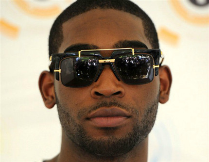 Phụ nữ không phải là những người duy nhất thích thử nghiệm với mắt kính. Anh chàng Tinie Tempah thể hiện một phong cách cực đẳng cấp trong cặp kính màu đen và vàng. Phụ nữ không phải là những người duy nhất thích thử nghiệm với mắt kính. Anh chàng Tinie Tempah thể hiện một phong cách cực đẳng cấp trong cặp kính màu đen và vàng.