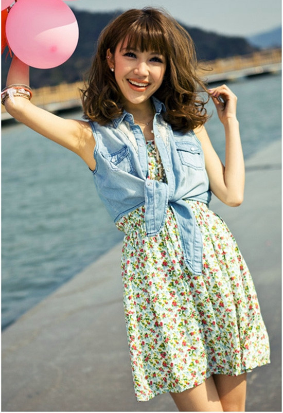 Cô nàng thật dịu dàng và điệu đà với áo demin buộc vạt khoác mặc ngoài váy hoa sặc sỡ Cô nàng thật dịu dàng và điệu đà với áo demin buộc vạt khoác mặc ngoài váy hoa sặc sỡ