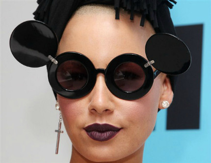 Amber Rose cũng thể hiện một phong cách "kì quặc" không kém Lady gaga với kính mắt tròn hai lớp. Amber Rose cũng thể hiện một phong cách "kì quặc" không kém Lady gaga với kính mắt tròn hai lớp.