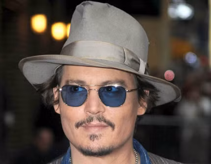 Johnny có lẽ rất yêu cặp kính mát màu xanh biển hiếm có này bởi sự quyến rũ kì bí chúng mang lại. Anh thường được phát hiện đeo chúng tại rất nhiều các sự kiện khác nhau. Johnny có lẽ rất yêu cặp kính mát màu xanh biển hiếm có này bởi sự quyến rũ kì bí chúng mang lại. Anh thường được phát hiện đeo chúng tại rất nhiều các sự kiện khác nhau.