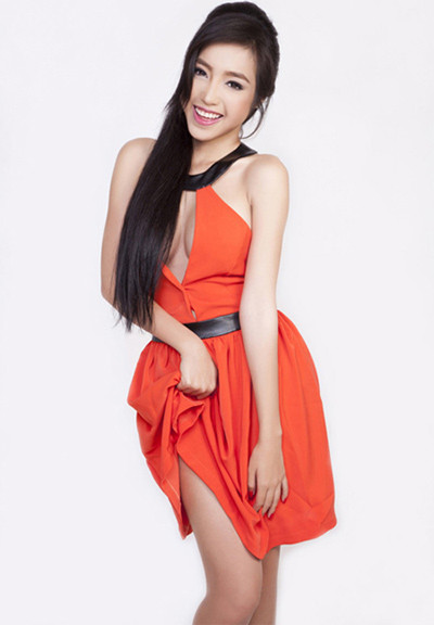 Elly không bao giờ bỏ lỡ cơ hội để phô diễn đôi gò bồng đảo "trời cho" của mình. Elly không bao giờ bỏ lỡ cơ hội để phô diễn đôi gò bồng đảo "trời cho" của mình.