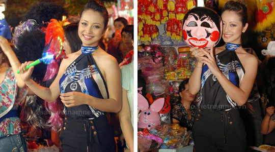 ...Cô cũng từng diện áo yếm cách tân khi đi dạo phố cổ trong dịp Trung thu.