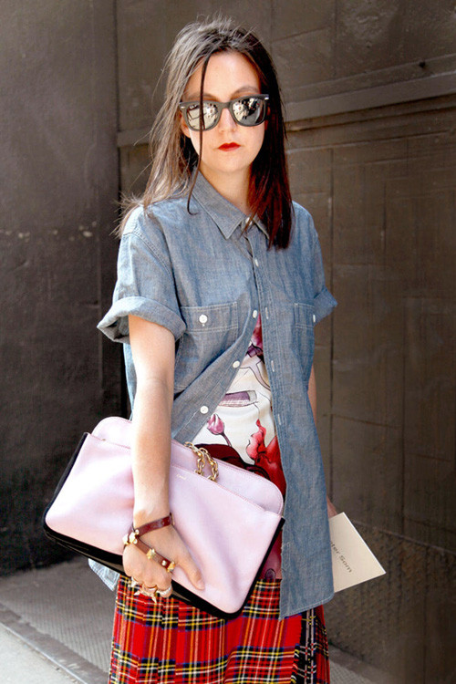 Một chiếc áo demin đơn giản về cả sắc màu và kiểu dáng, nhưng trông cô bạn này vẫn thật cá tính và thời trang. Một chiếc áo demin đơn giản về cả sắc màu và kiểu dáng, nhưng trông cô bạn này vẫn thật cá tính và thời trang.