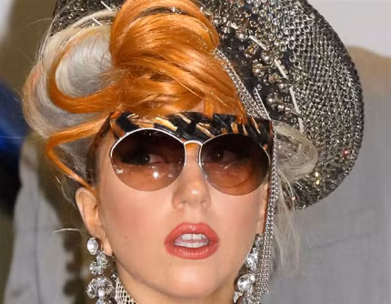 Thêm một cặp kính của Lady Gaga Thêm một cặp kính của Lady Gaga