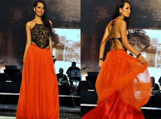 Sàn catwalk như bừng sáng bởi sự lộng lẫy của Mai Phương Thúy khi diện áo yếm đính kim sa lấp lánh.