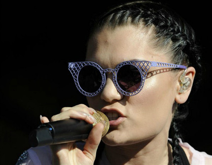 Còn Jessie J lại sáng tạo với cặp kính màu tím mang hơi hướng kiến trúc trên sân khấu Newbury Racecourse. Còn Jessie J lại sáng tạo với cặp kính màu tím mang hơi hướng kiến trúc trên sân khấu Newbury Racecourse.