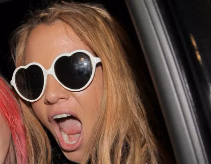 Có vẻ như là, ngôi sao nhạc Pop này đã có một mùa Halloween cực kì vui nhộn với cặp kính trái tim màu trắng. Có vẻ như là, ngôi sao nhạc Pop này đã có một mùa Halloween cực kì vui nhộn với cặp kính trái tim màu trắng.