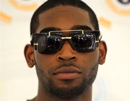 Phụ nữ không phải là những người duy nhất thích thử nghiệm với mắt kính. Anh chàng Tinie Tempah thể hiện một phong cách cực đẳng cấp trong cặp kính màu đen và vàng. Phụ nữ không phải là những người duy nhất thích thử nghiệm với mắt kính. Anh chàng Tinie Tempah thể hiện một phong cách cực đẳng cấp trong cặp kính màu đen và vàng.