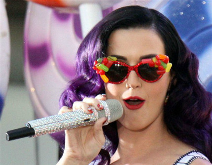Katy Perry đã tới Hollywood hồi đầu năm nay để tham dự buổi ra mắt bộ phim của cô, "Part of Me". Để kết hợp với trang phục “bỏng ngô” theo chủ đề của mình, Katy đã chọn lựa cặp kính mát "ngọt lịm" với kẹo dẻo màu sắc. Trông chúng thực sự rất “ngon” mắt và là điểm nhấn hoàn hảo cho phong cách ngộ nghĩnh của Katy! Katy Perry đã tới Hollywood hồi đầu năm nay để tham dự buổi ra mắt bộ phim của cô, "Part of Me". Để kết hợp với trang phục “bỏng ngô” theo chủ đề của mình, Katy đã chọn lựa cặp kính mát "ngọt lịm" với kẹo dẻo màu sắc. Trông chúng thực sự rất “ngon” mắt và là điểm nhấn hoàn hảo cho phong cách ngộ nghĩnh của Katy!