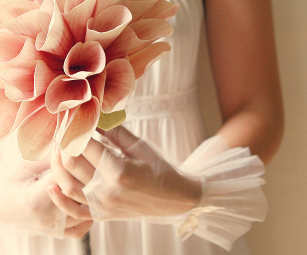 Chất liệu voan mỏng cho đôi tay khêu gợi hơn Chất liệu voan mỏng cho đôi tay khêu gợi hơn