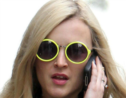 Kính râm mắt tròn rất được ưa chuộng, vì vậy, không ngạc nhiên khi biểu tượng thời trang Fearne đã lựa chọn cặp kính tròn màu neon này.. Kính râm mắt tròn rất được ưa chuộng, vì vậy, không ngạc nhiên khi biểu tượng thời trang Fearne đã lựa chọn cặp kính tròn màu neon này..