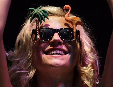 Pixie Lott đã thể hiện một tâm hồn phong phú, khoáng đạt khi lựa chọn cho mình chiếc mắt kính vui nhộn lấy chủ đề chính là vùng nhiệt đới với một cây dừa và một chú đà điểu vô cùng phù hợp với sân khấu V Festival. Pixie Lott đã thể hiện một tâm hồn phong phú, khoáng đạt khi lựa chọn cho mình chiếc mắt kính vui nhộn lấy chủ đề chính là vùng nhiệt đới với một cây dừa và một chú đà điểu vô cùng phù hợp với sân khấu V Festival.