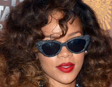 Cặp kính “phù thủy” này bổ sung thêm nét bí ẩn cho Rihana. Cặp kính “phù thủy” này bổ sung thêm nét bí ẩn cho Rihana.