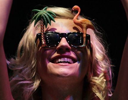 Pixie Lott đã thể hiện một tâm hồn phong phú, khoáng đạt khi lựa chọn cho mình chiếc mắt kính vui nhộn lấy chủ đề chính là vùng nhiệt đới với một cây dừa và một chú đà điểu vô cùng phù hợp với sân khấu V Festival. Pixie Lott đã thể hiện một tâm hồn phong phú, khoáng đạt khi lựa chọn cho mình chiếc mắt kính vui nhộn lấy chủ đề chính là vùng nhiệt đới với một cây dừa và một chú đà điểu vô cùng phù hợp với sân khấu V Festival.