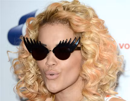 Rita một lần nữa lại trình diễn cặp kính mắt vô cùng “quái chiêu”. Với cặp kính này, nữ minh tinh không cần đến sự trợ giúp cũng những cặp mi giả nặng nề! Rita một lần nữa lại trình diễn cặp kính mắt vô cùng “quái chiêu”. Với cặp kính này, nữ minh tinh không cần đến sự trợ giúp cũng những cặp mi giả nặng nề!