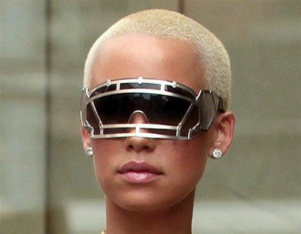 Cặp mắt kính “siêu nhân” mạ vàng mang đến vẻ lạnh lùng, bí ẩn cho Amber. Có lẽ, cặp kính này sẽ giúp Amber bình tĩnh hơn trong buổi thử giọng chuẩn bị diễn ra. Cặp mắt kính “siêu nhân” mạ vàng mang đến vẻ lạnh lùng, bí ẩn cho Amber. Có lẽ, cặp kính này sẽ giúp Amber bình tĩnh hơn trong buổi thử giọng chuẩn bị diễn ra.